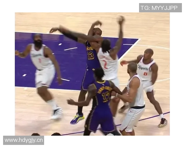 詹姆斯怒斥裁判判罚不公直言这犯规实在太离谱了